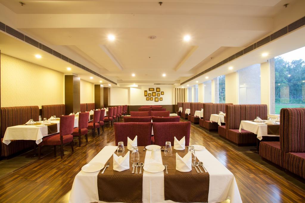 Hotel Velvet Clarks Exotica Zirakpur Exterior foto