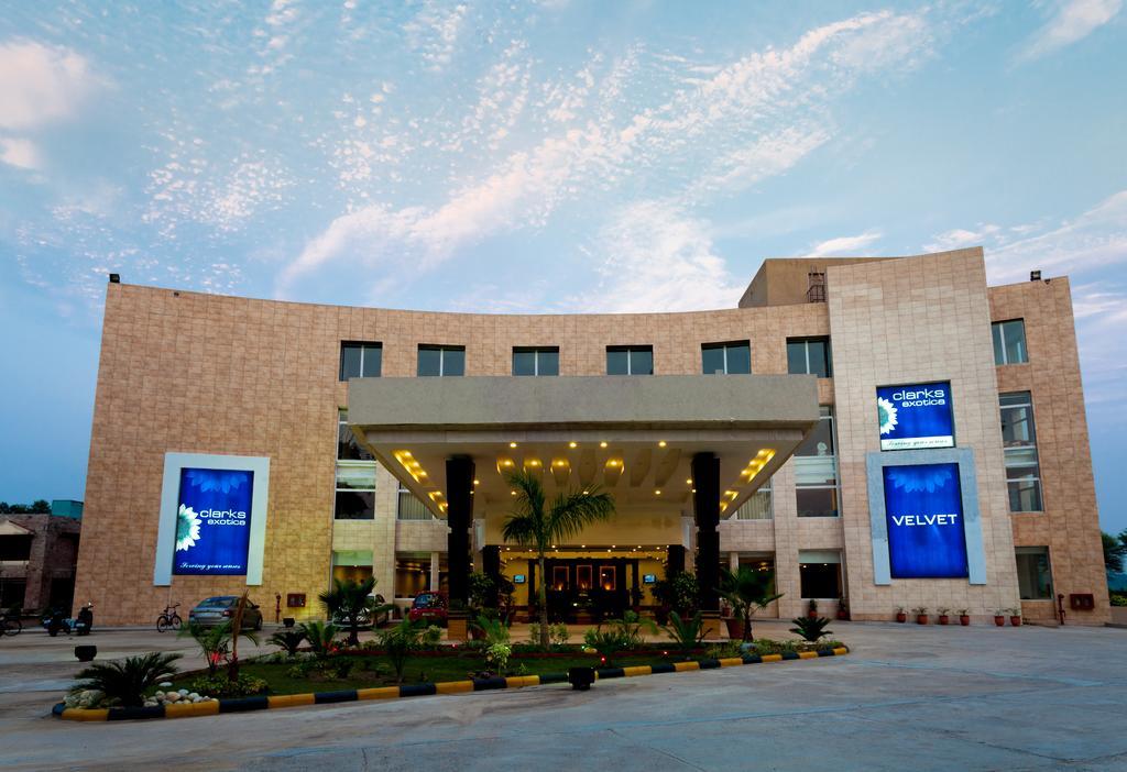 Hotel Velvet Clarks Exotica Zirakpur Exterior foto