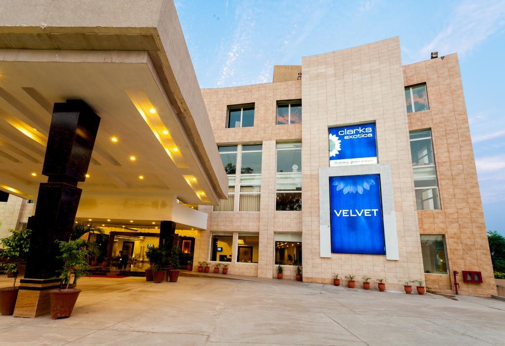 Hotel Velvet Clarks Exotica Zirakpur Exterior foto