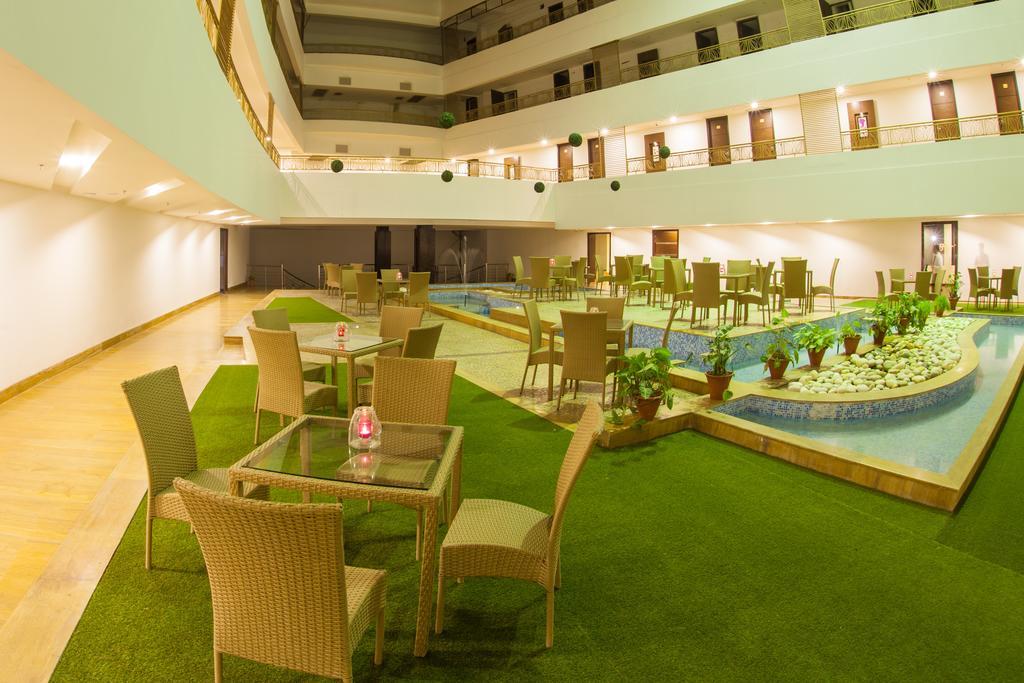 Hotel Velvet Clarks Exotica Zirakpur Exterior foto