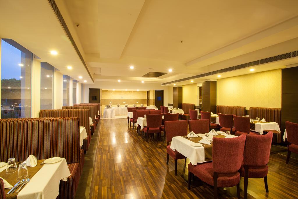 Hotel Velvet Clarks Exotica Zirakpur Exterior foto