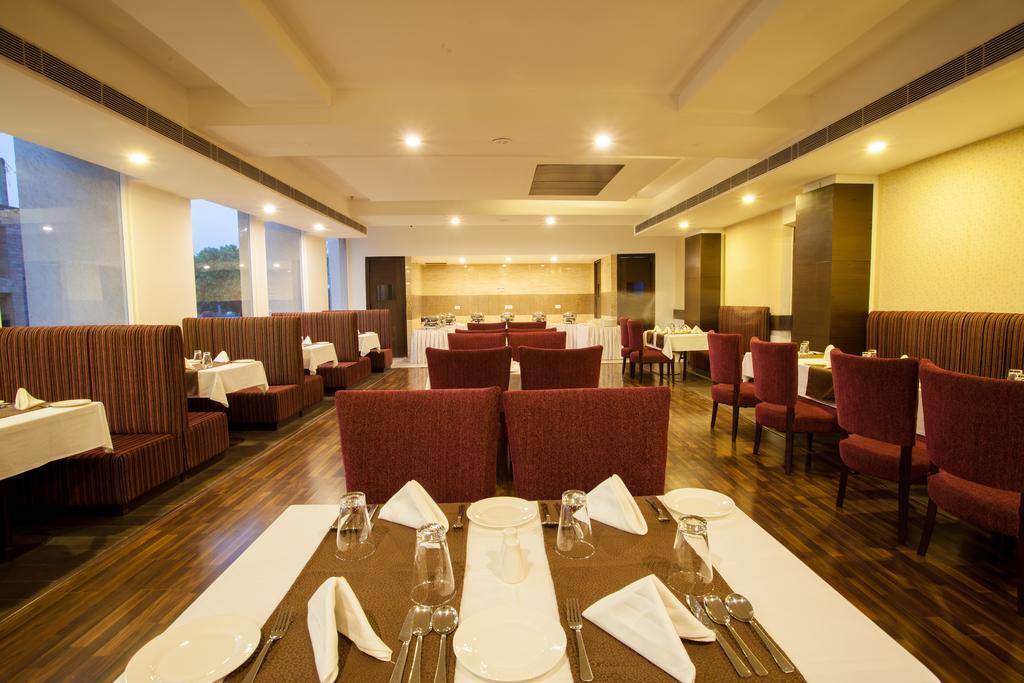 Hotel Velvet Clarks Exotica Zirakpur Exterior foto