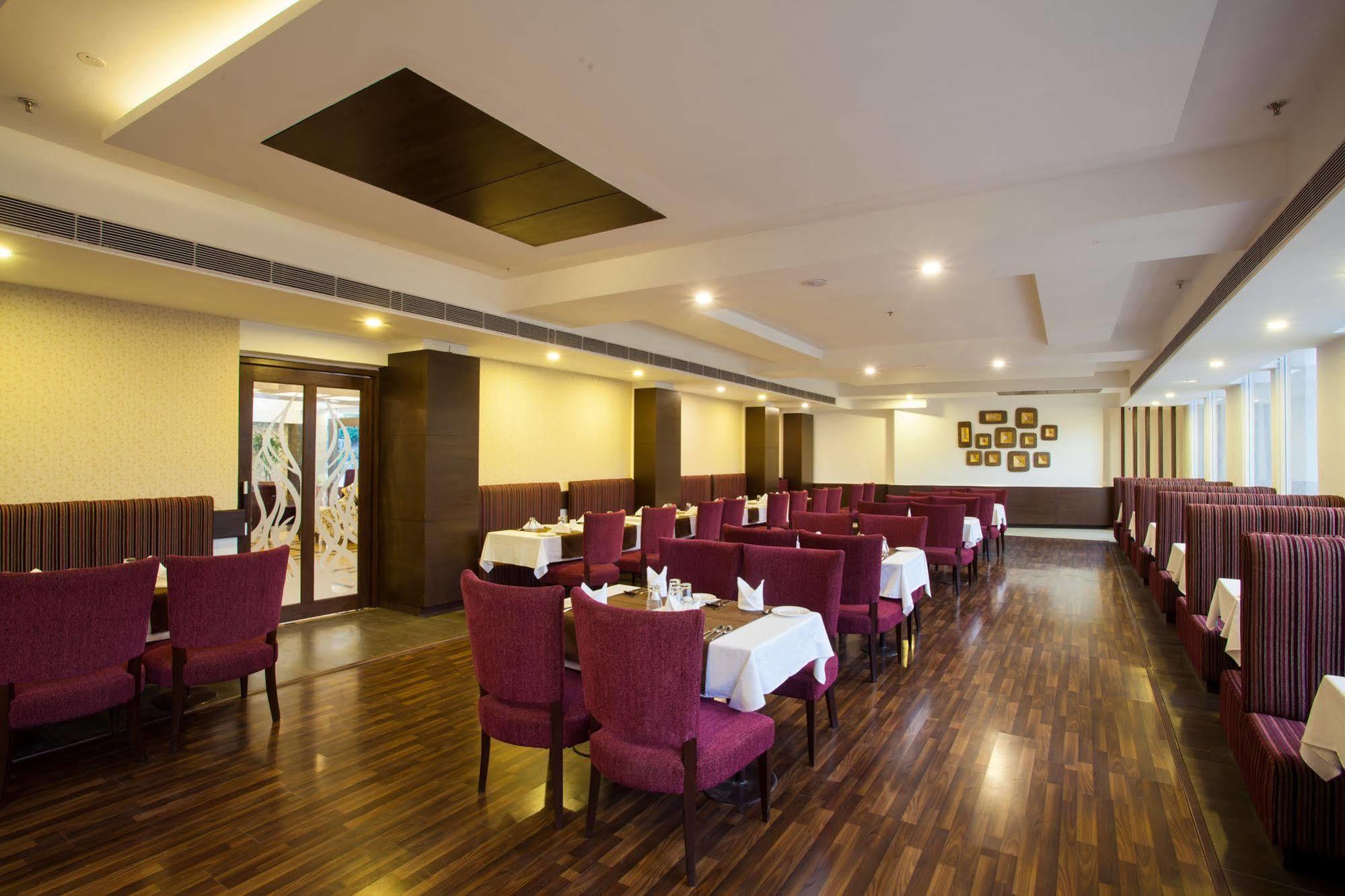 Hotel Velvet Clarks Exotica Zirakpur Exterior foto