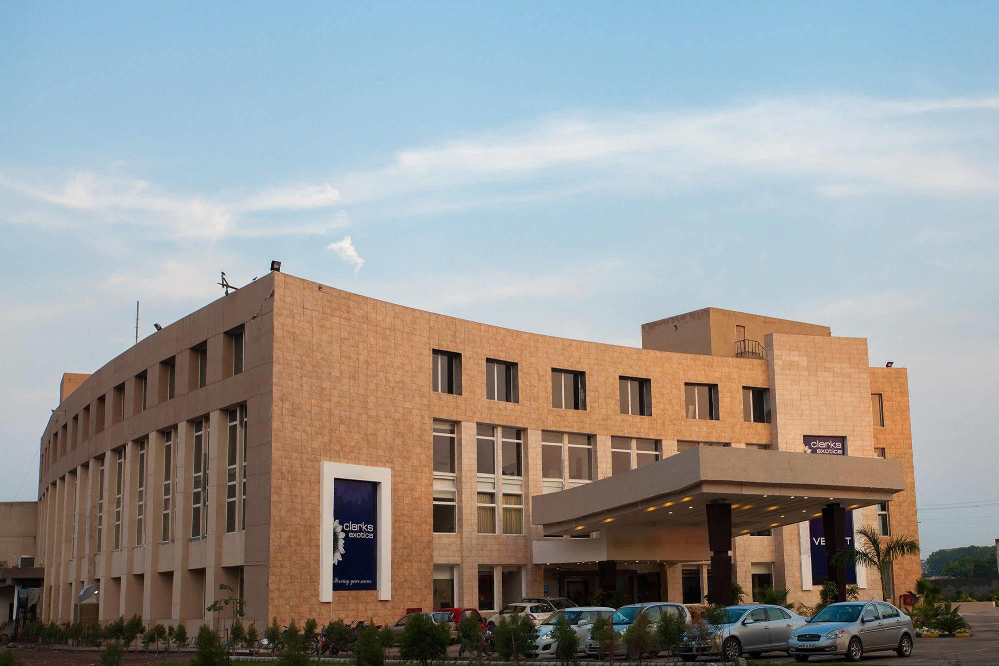 Hotel Velvet Clarks Exotica Zirakpur Exterior foto