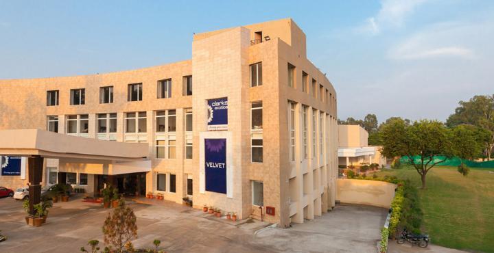 Hotel Velvet Clarks Exotica Zirakpur Exterior foto