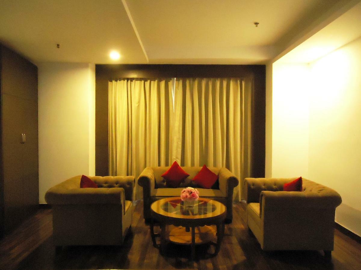 Hotel Velvet Clarks Exotica Zirakpur Exterior foto